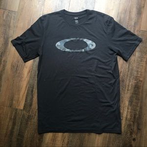 Men’s Oakley shirt